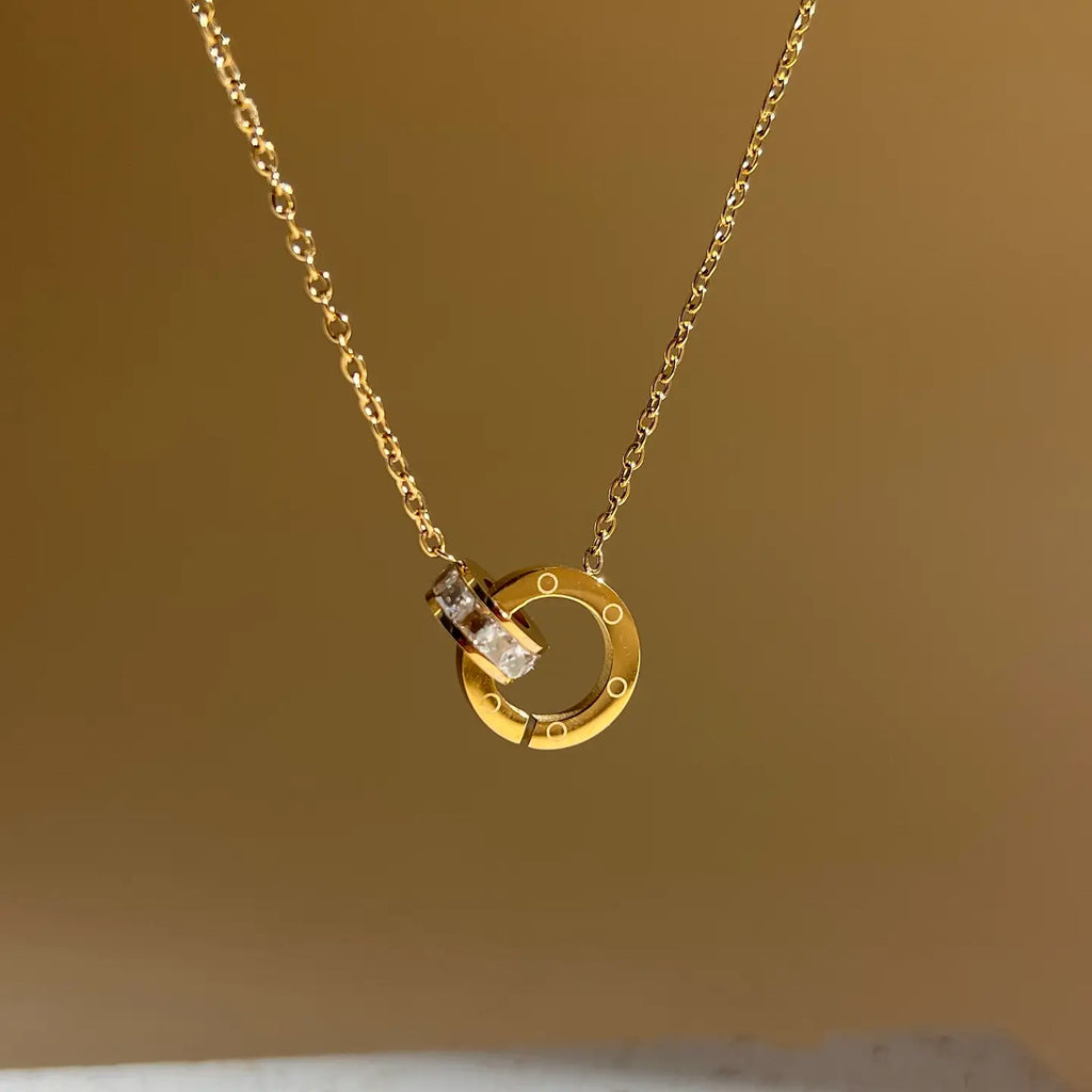 Collana con ciondolo rotondo intrecciato in acciaio inossidabile con strass.