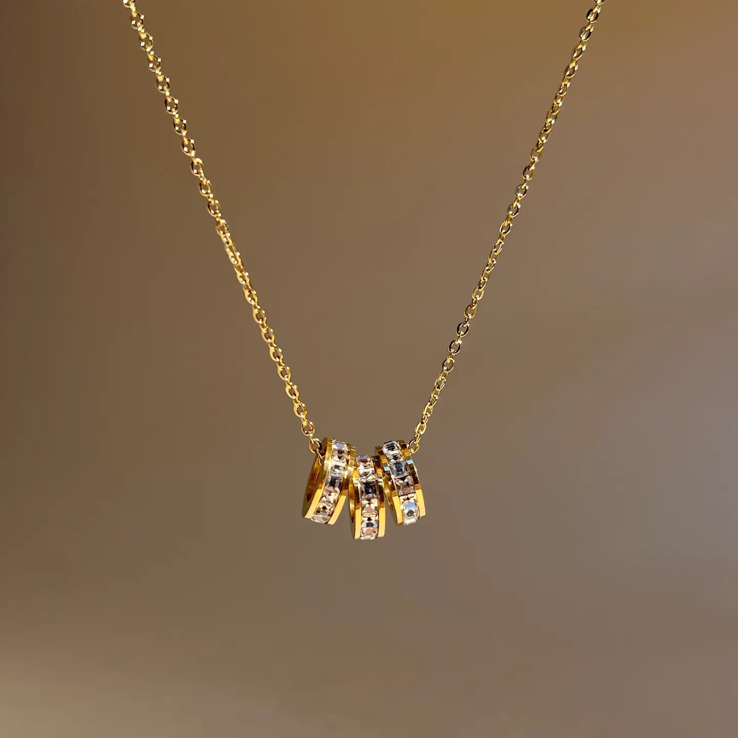 Collana in acciaio inossidabile con 3 anelli di strass catena sottile.