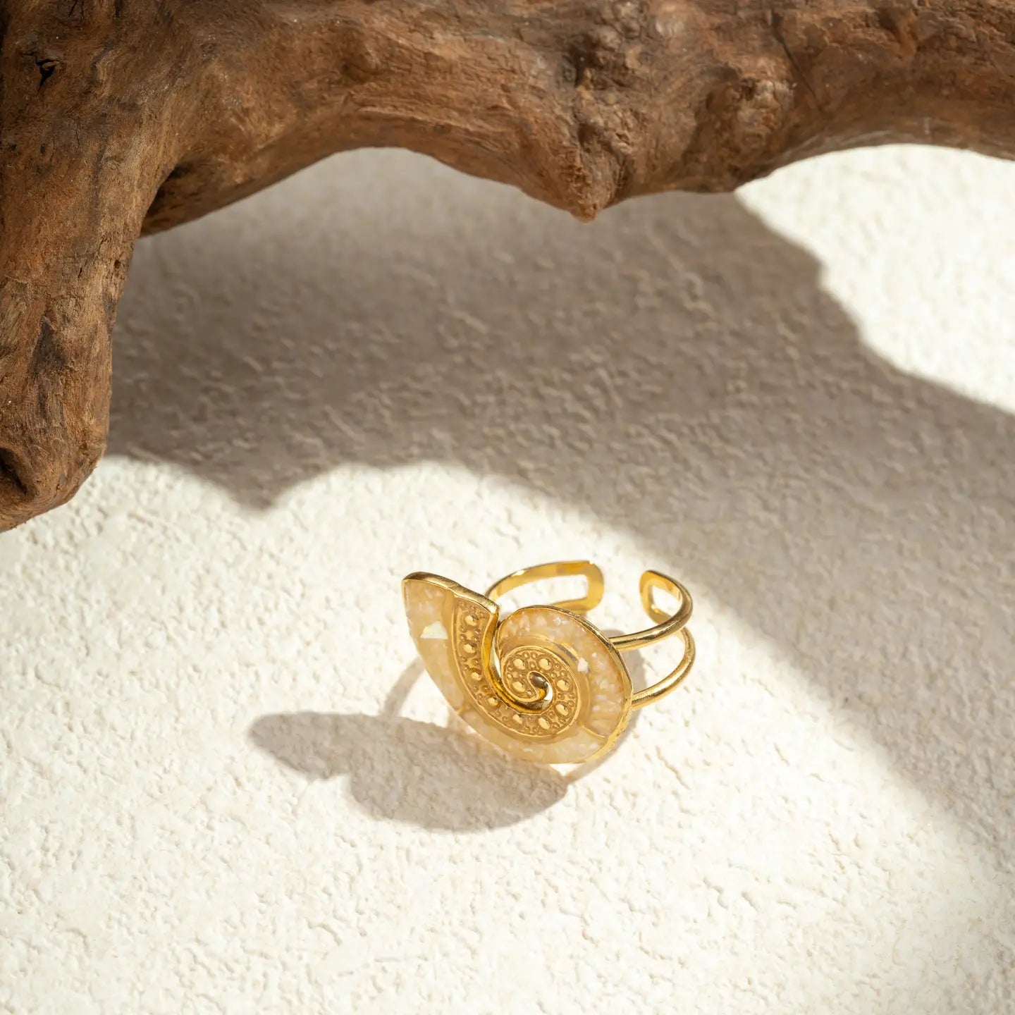 Anello in acciaio inossidabile regolabile con conchiglia di mare in madreperla.
