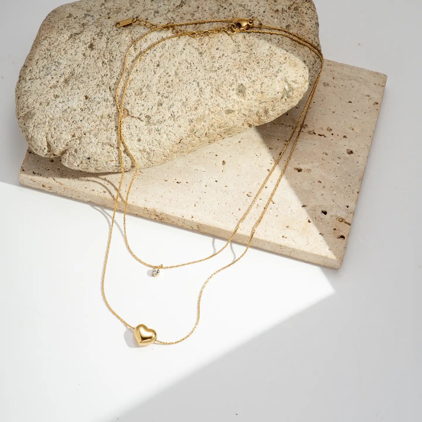 Collana in acciaio inossidabile doppio giro cuore e strass.