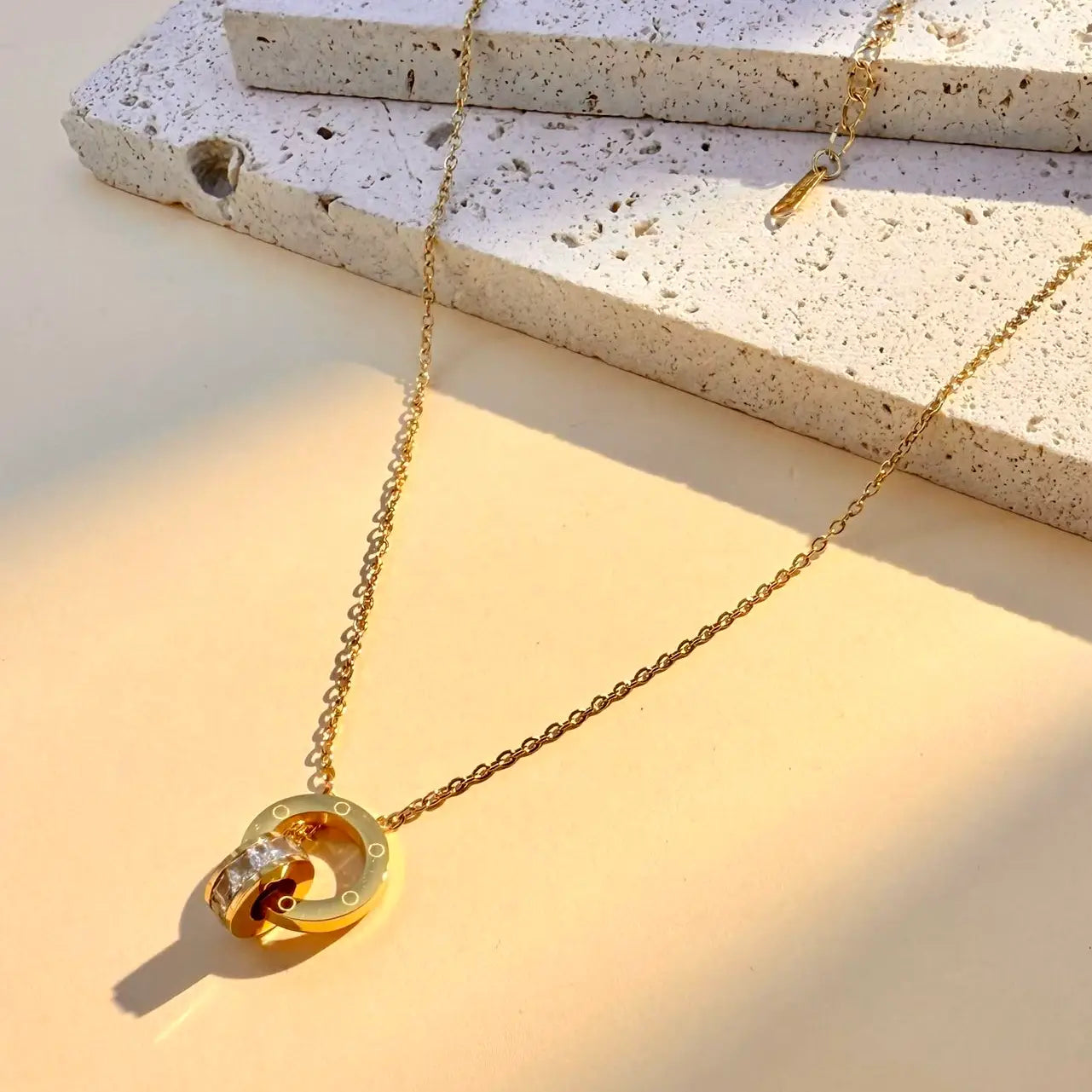 Collana con ciondolo rotondo intrecciato in acciaio inossidabile con strass.