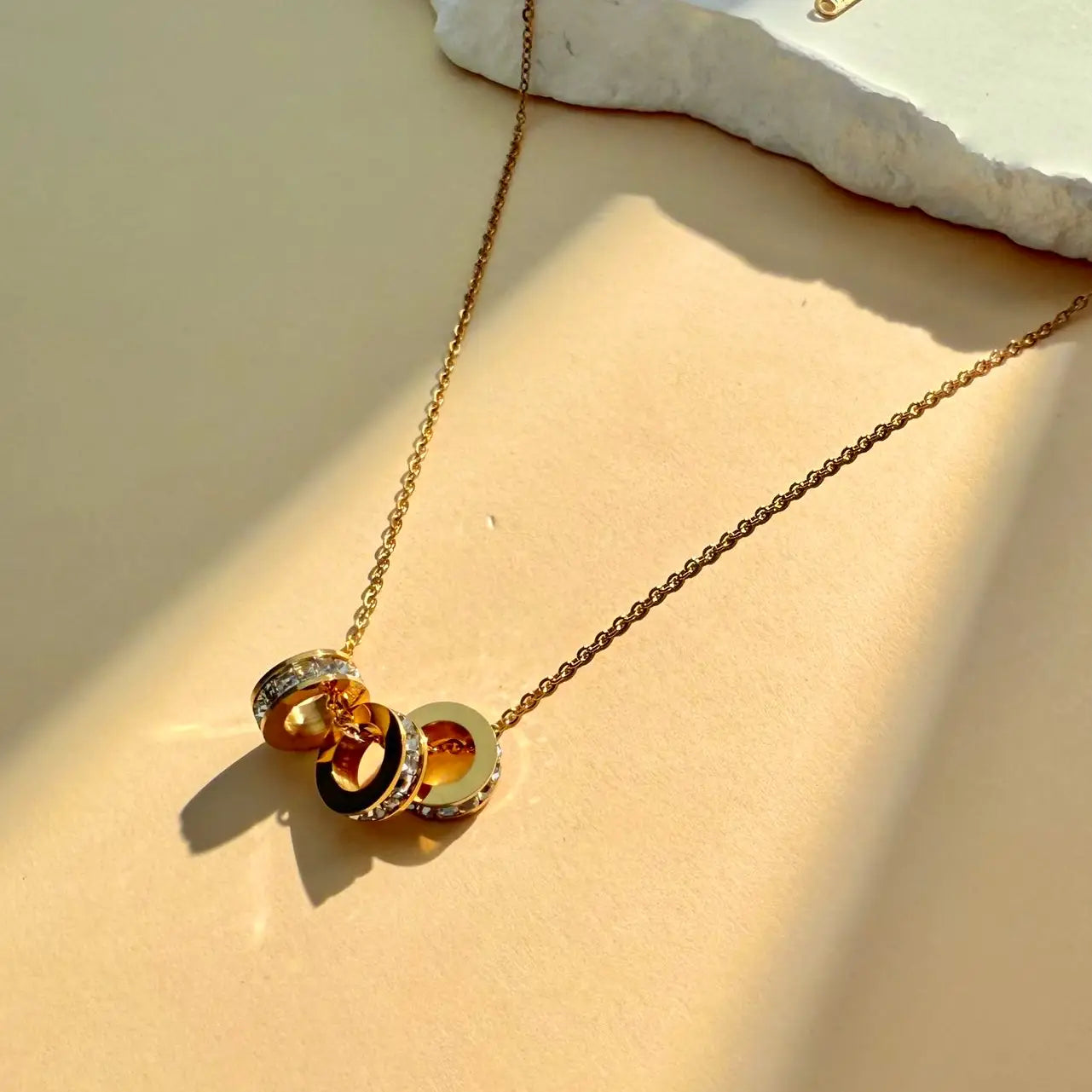 Collana in acciaio inossidabile con 3 anelli di strass catena sottile.