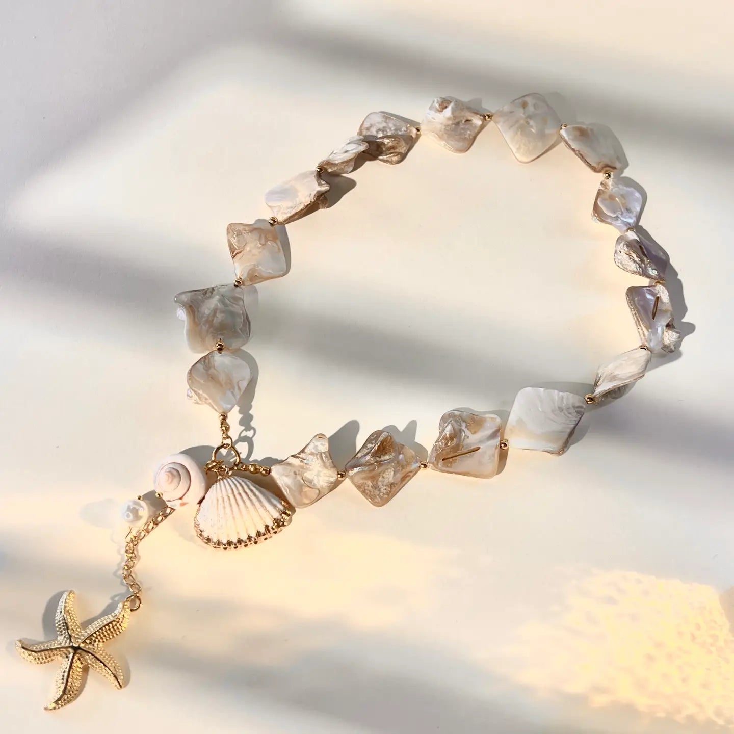 Set collana e bracciale in madreperla conchiglia.