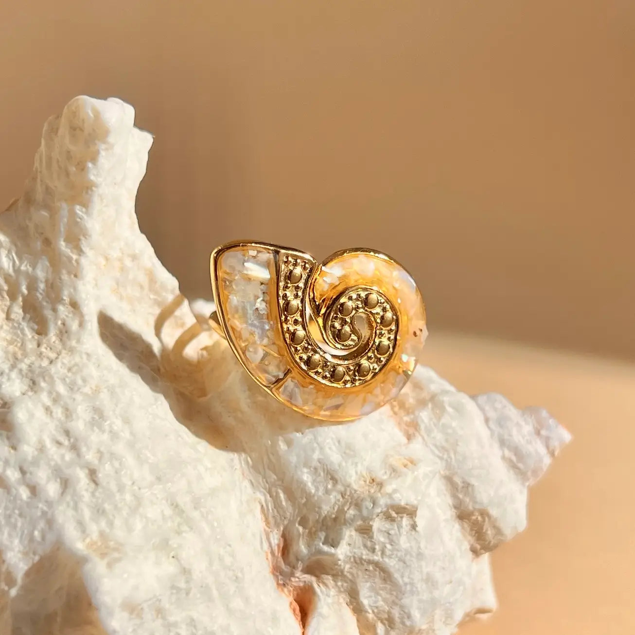 Anello in acciaio inossidabile regolabile con conchiglia di mare in madreperla.
