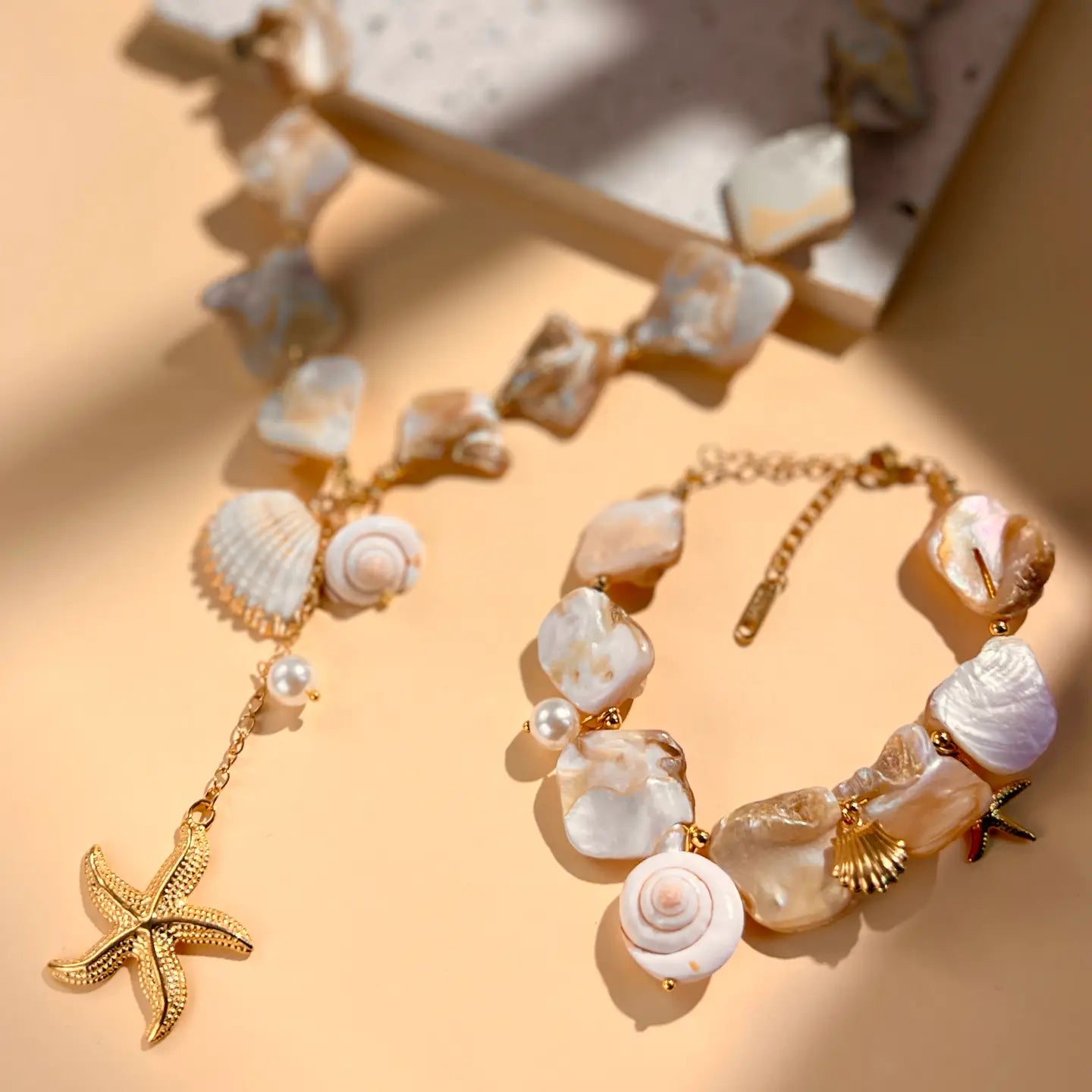 Set collana e bracciale in madreperla conchiglia.